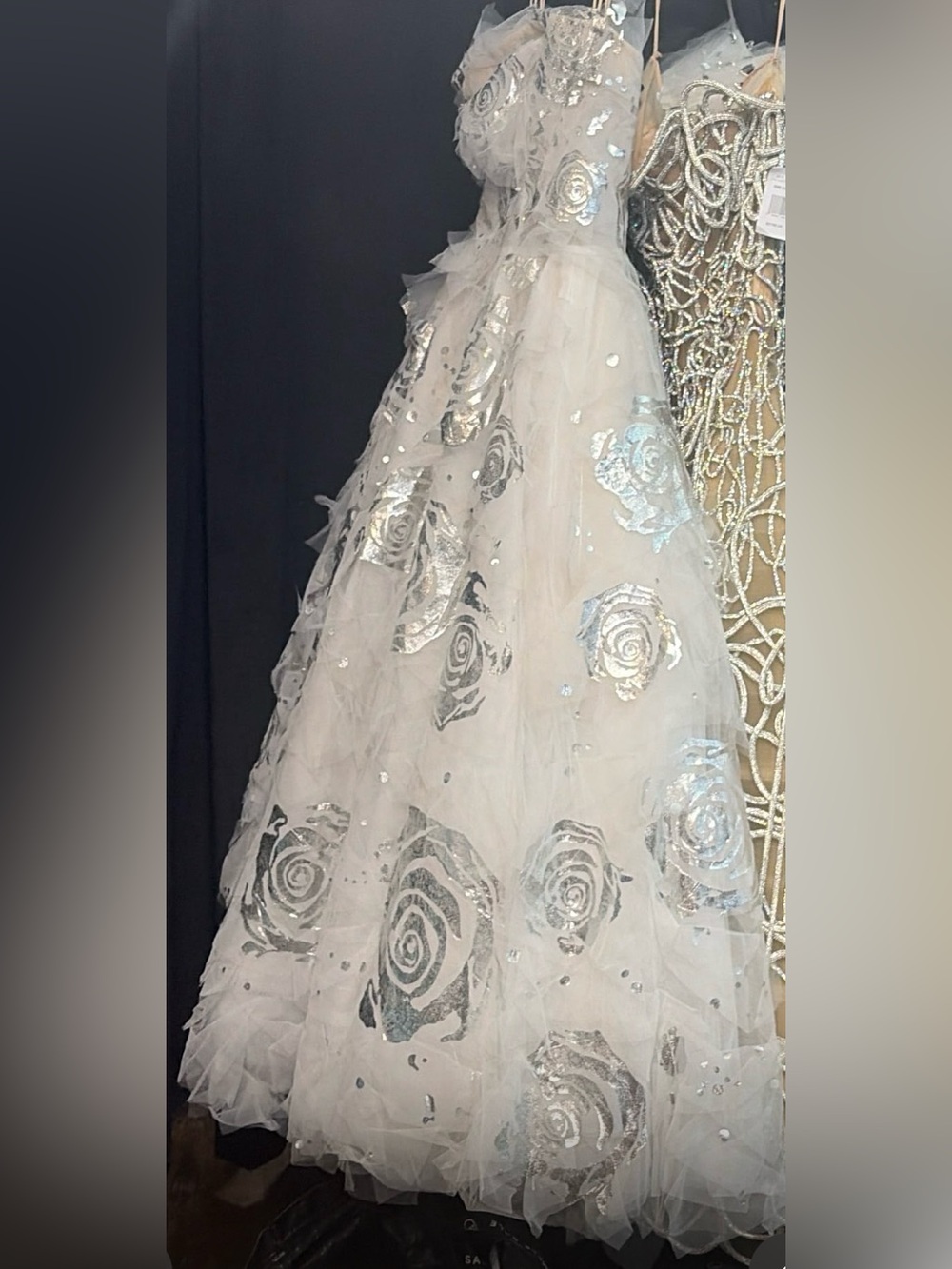 NEW WITH TAGS OSCAR DE LA RENTA FALL 2025 SILVER & WHITE SILK TULLE EVENING GOWN